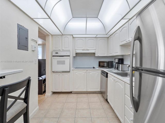 1-bedroom condo for sale in Hollywood - 3801 S Ocean Dr 12S - MondialRealty