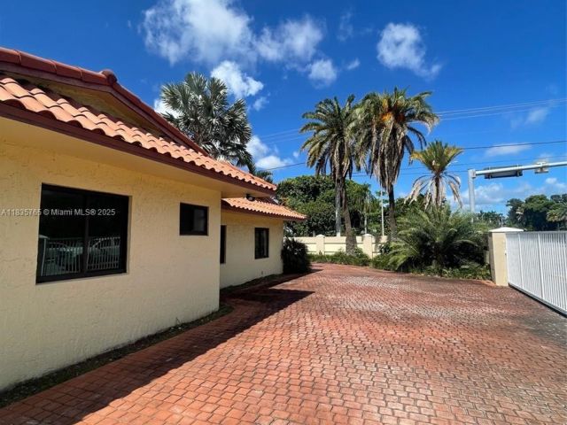 Home for sale at 5550 SW 87th Ave - photo 6289280