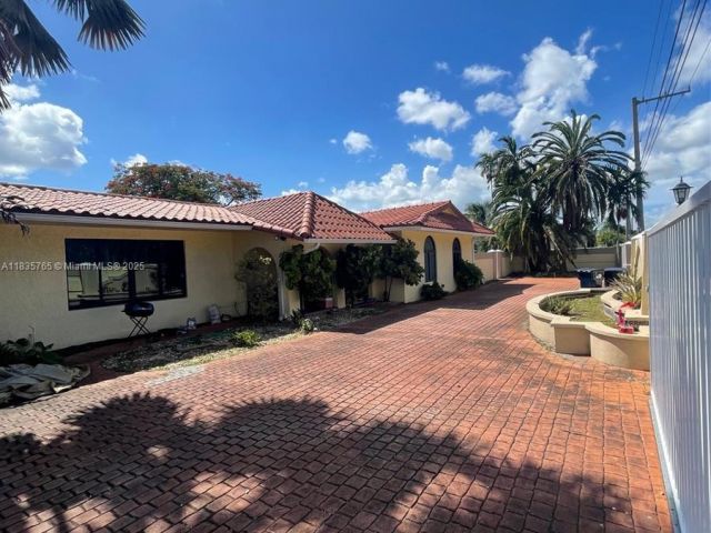 Home for sale at 5550 SW 87th Ave - photo 6289282