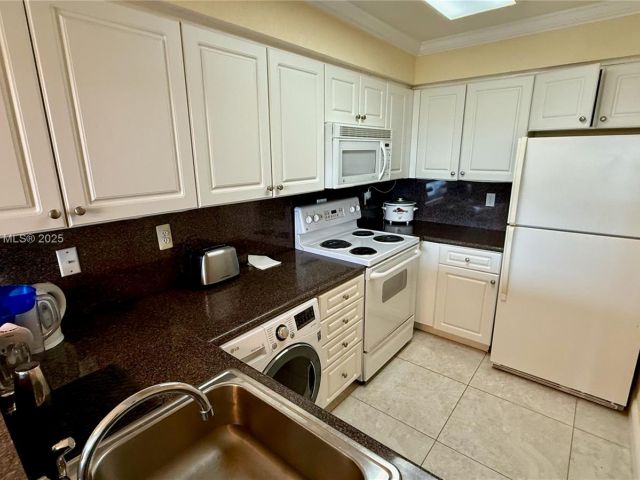 condo for sale in Hollywood - 2501 S Ocean Dr 427 - MondialRealty