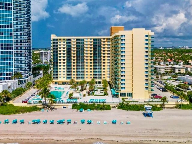 condo for sale in Hollywood - 2501 S Ocean Dr 427 - MondialRealty