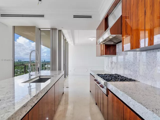 3-bedroom condo for sale in Bal Harbour - 9701 Collins Ave 802S - MondialRealty