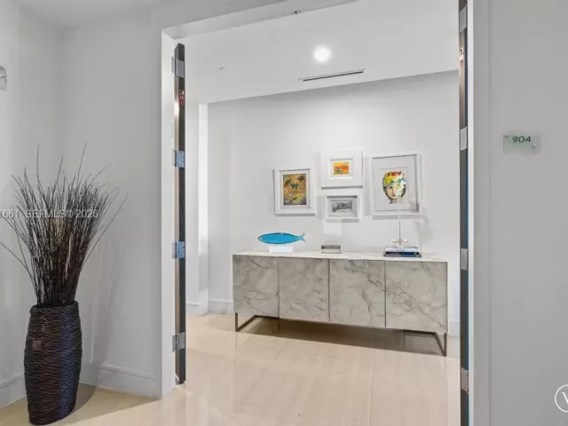 3-bedroom condo for sale in Aventura - 3250 NE 188th St 904 - MondialRealty