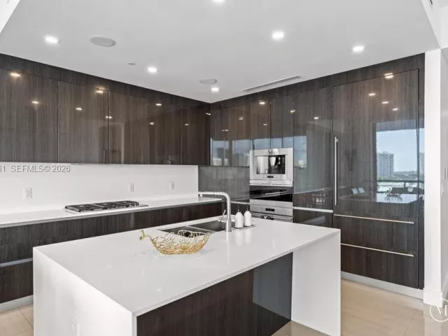 3-bedroom condo for sale in Aventura - 3250 NE 188th St 904 - MondialRealty