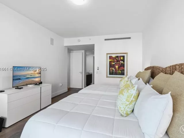 3-bedroom condo for sale in Aventura - 3250 NE 188th St 904 - MondialRealty