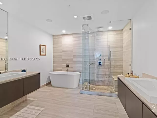 3-bedroom condo for sale in Aventura - 3250 NE 188th St 904 - MondialRealty