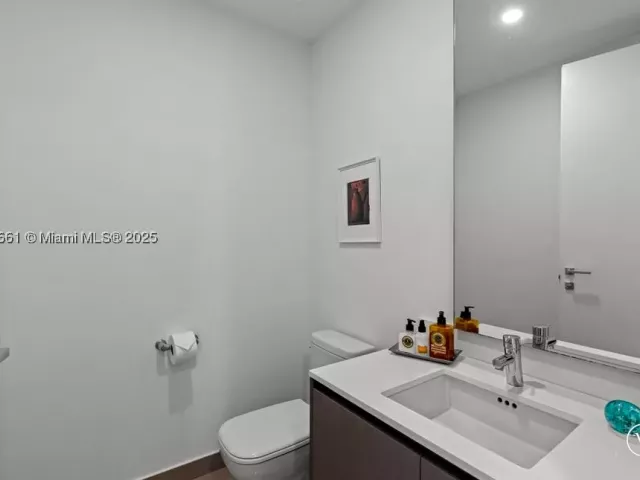 3-bedroom condo for sale in Aventura - 3250 NE 188th St 904 - MondialRealty