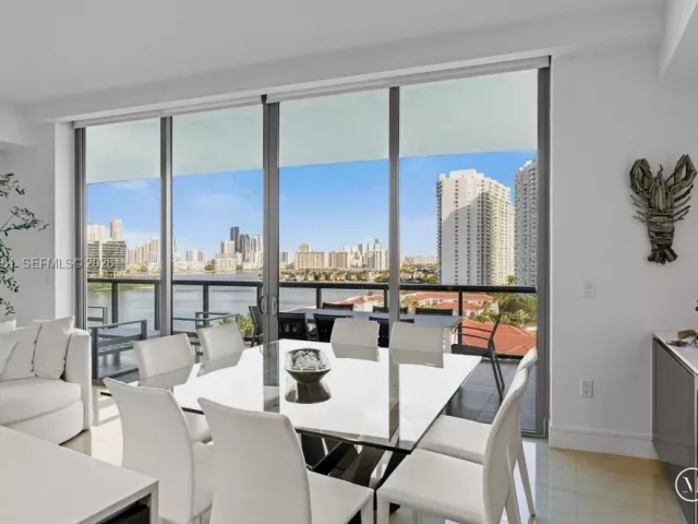 3-bedroom condo for sale in Aventura - 3250 NE 188th St 904 - MondialRealty