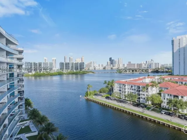 3-bedroom condo for sale in Aventura - 3250 NE 188th St 904 - MondialRealty