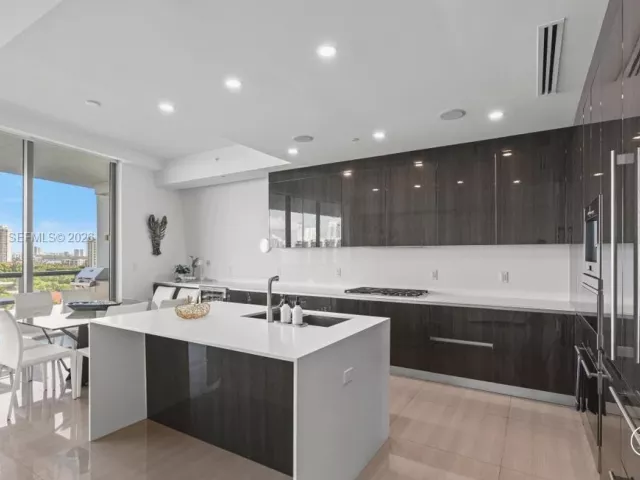 3-bedroom condo for sale in Aventura - 3250 NE 188th St 904 - MondialRealty