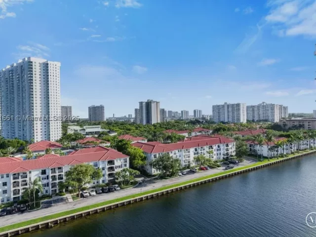 3-bedroom condo for sale in Aventura - 3250 NE 188th St 904 - MondialRealty