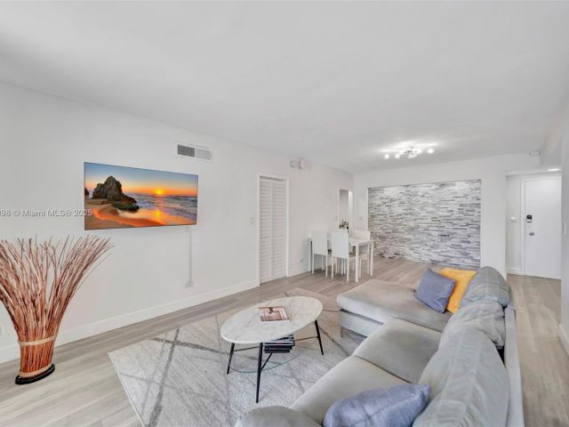 Apartment for sale  Unit #815 - photo 6265747