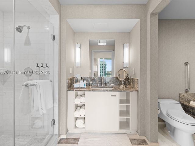 1-bedroom condo for sale in Fort Lauderdale - 551 N Fort Lauderdale Beach Blvd H1401 - MondialRealty