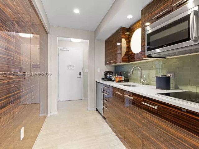 1-bedroom condo for sale in Fort Lauderdale - 551 N Fort Lauderdale Beach Blvd H1401 - MondialRealty