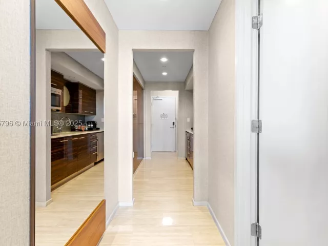 1-bedroom condo for sale in Fort Lauderdale - 551 N Fort Lauderdale Beach Blvd H1401 - MondialRealty