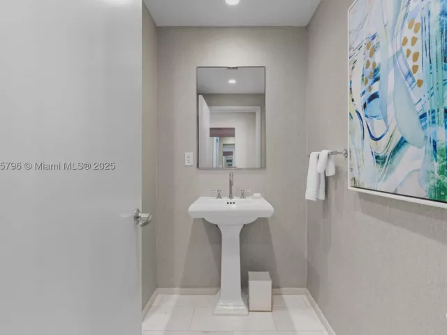 1-bedroom condo for sale in Fort Lauderdale - 551 N Fort Lauderdale Beach Blvd H1401 - MondialRealty