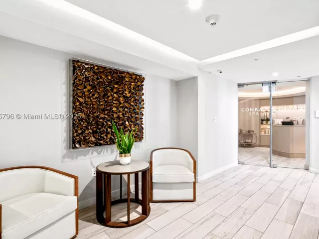 1-bedroom condo for sale in Fort Lauderdale - 551 N Fort Lauderdale Beach Blvd H1401 - MondialRealty