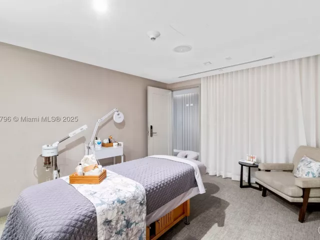 1-bedroom condo for sale in Fort Lauderdale - 551 N Fort Lauderdale Beach Blvd H1401 - MondialRealty