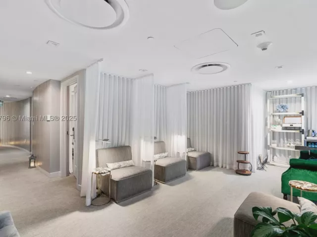 1-bedroom condo for sale in Fort Lauderdale - 551 N Fort Lauderdale Beach Blvd H1401 - MondialRealty