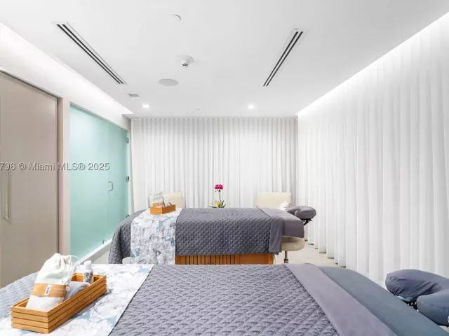 1-bedroom condo for sale in Fort Lauderdale - 551 N Fort Lauderdale Beach Blvd H1401 - MondialRealty