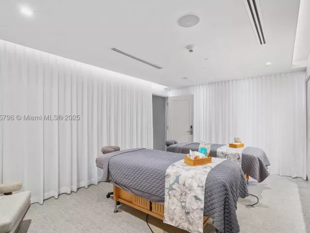 1-bedroom condo for sale in Fort Lauderdale - 551 N Fort Lauderdale Beach Blvd H1401 - MondialRealty