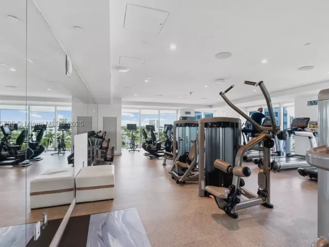 1-bedroom condo for sale in Fort Lauderdale - 551 N Fort Lauderdale Beach Blvd H1401 - MondialRealty