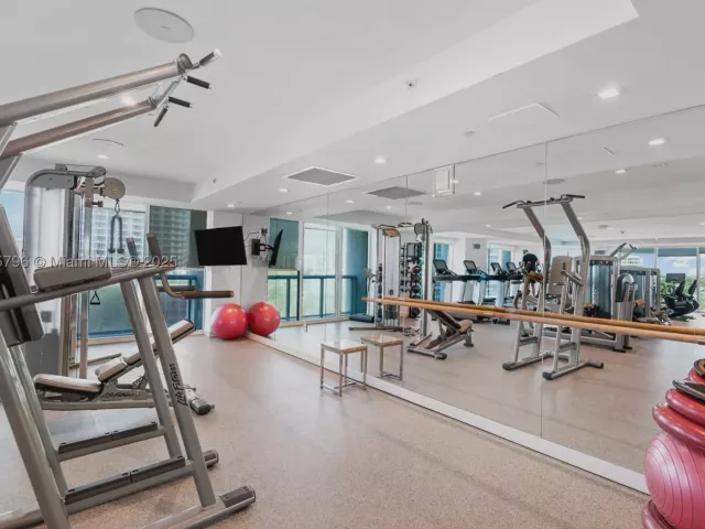 1-bedroom condo for sale in Fort Lauderdale - 551 N Fort Lauderdale Beach Blvd H1401 - MondialRealty