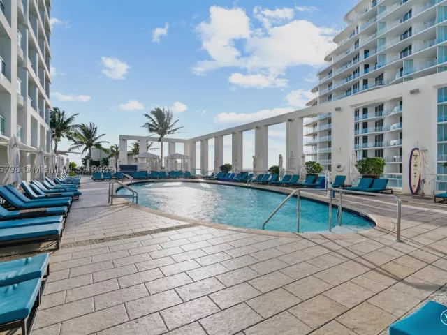 1-bedroom condo for sale in Fort Lauderdale - 551 N Fort Lauderdale Beach Blvd H1401 - MondialRealty