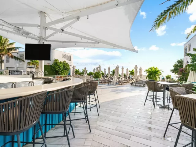 1-bedroom condo for sale in Fort Lauderdale - 551 N Fort Lauderdale Beach Blvd H1401 - MondialRealty