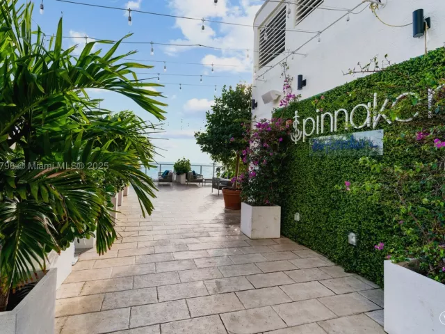 1-bedroom condo for sale in Fort Lauderdale - 551 N Fort Lauderdale Beach Blvd H1401 - MondialRealty