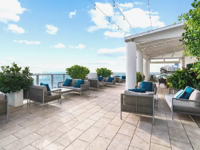 1-bedroom condo for sale in Fort Lauderdale - 551 N Fort Lauderdale Beach Blvd H1401 - MondialRealty