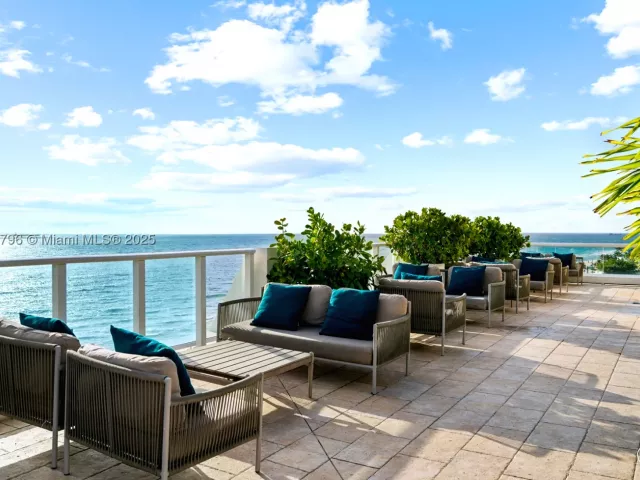 1-bedroom condo for sale in Fort Lauderdale - 551 N Fort Lauderdale Beach Blvd H1401 - MondialRealty