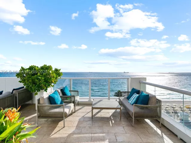 1-bedroom condo for sale in Fort Lauderdale - 551 N Fort Lauderdale Beach Blvd H1401 - MondialRealty