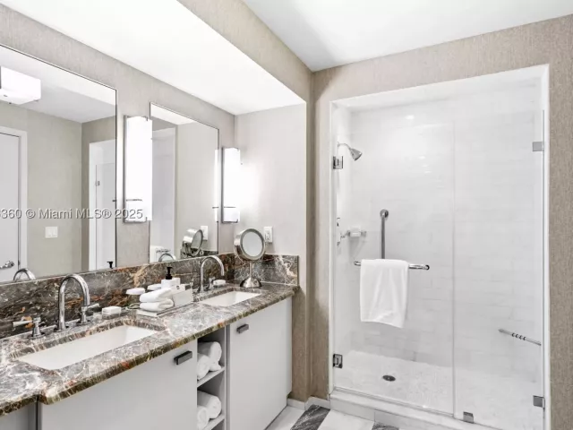 1-bedroom condo for sale in Fort Lauderdale - 551 N Fort Lauderdale Beach Blvd R1909 - MondialRealty