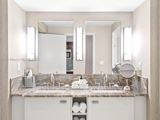 1-bedroom condo for sale in Fort Lauderdale - 551 N Fort Lauderdale Beach Blvd R1909 - MondialRealty