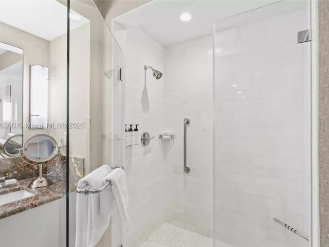 1-bedroom condo for sale in Fort Lauderdale - 551 N Fort Lauderdale Beach Blvd R1909 - MondialRealty