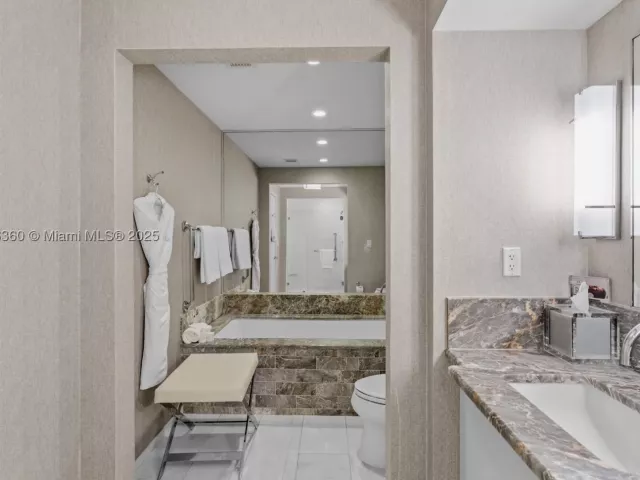 1-bedroom condo for sale in Fort Lauderdale - 551 N Fort Lauderdale Beach Blvd R1909 - MondialRealty