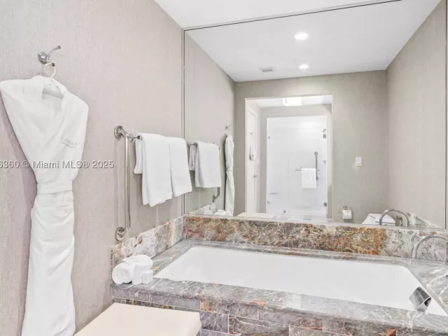 1-bedroom condo for sale in Fort Lauderdale - 551 N Fort Lauderdale Beach Blvd R1909 - MondialRealty