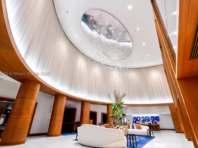 1-bedroom condo for sale in Fort Lauderdale - 551 N Fort Lauderdale Beach Blvd R1909 - MondialRealty