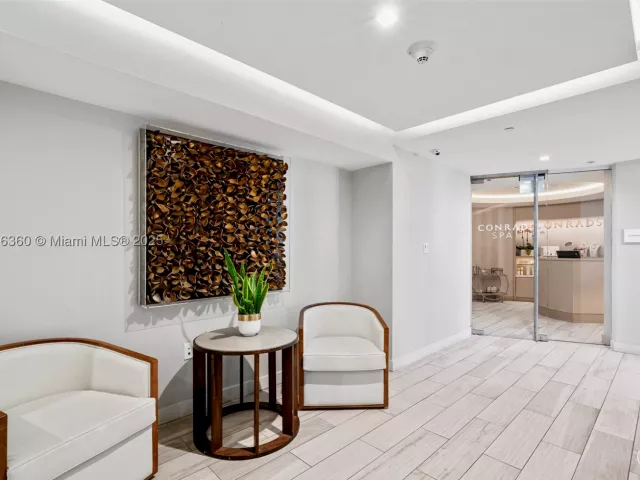 1-bedroom condo for sale in Fort Lauderdale - 551 N Fort Lauderdale Beach Blvd R1909 - MondialRealty