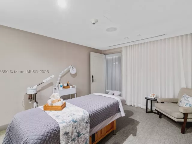 1-bedroom condo for sale in Fort Lauderdale - 551 N Fort Lauderdale Beach Blvd R1909 - MondialRealty