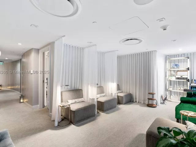 1-bedroom condo for sale in Fort Lauderdale - 551 N Fort Lauderdale Beach Blvd R1909 - MondialRealty