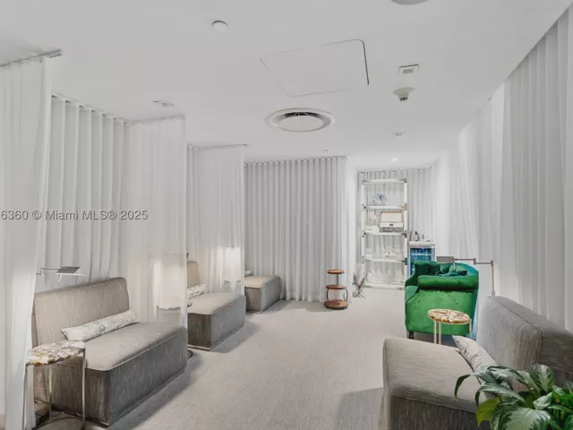 1-bedroom condo for sale in Fort Lauderdale - 551 N Fort Lauderdale Beach Blvd R1909 - MondialRealty