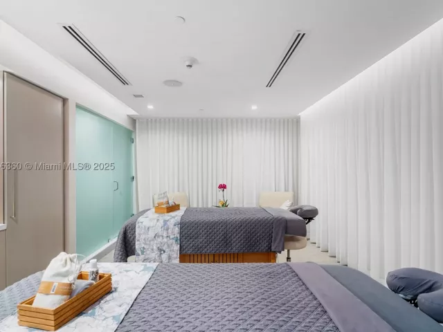 1-bedroom condo for sale in Fort Lauderdale - 551 N Fort Lauderdale Beach Blvd R1909 - MondialRealty