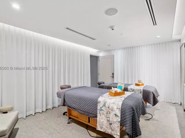 1-bedroom condo for sale in Fort Lauderdale - 551 N Fort Lauderdale Beach Blvd R1909 - MondialRealty
