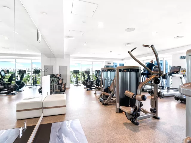 1-bedroom condo for sale in Fort Lauderdale - 551 N Fort Lauderdale Beach Blvd R1909 - MondialRealty