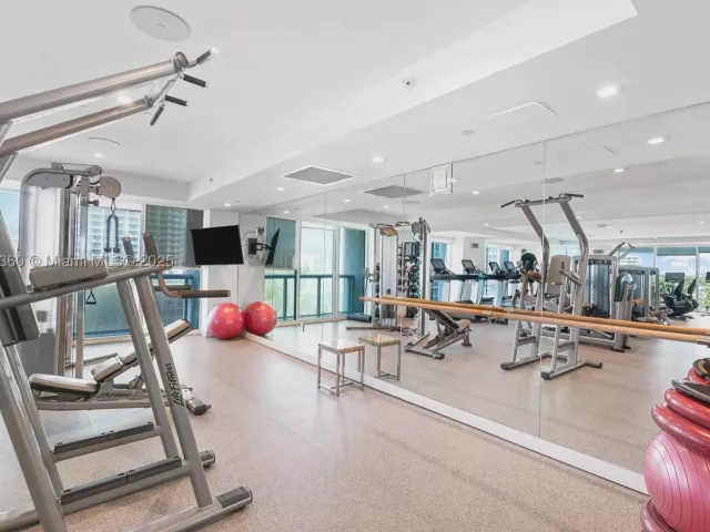 1-bedroom condo for sale in Fort Lauderdale - 551 N Fort Lauderdale Beach Blvd R1909 - MondialRealty