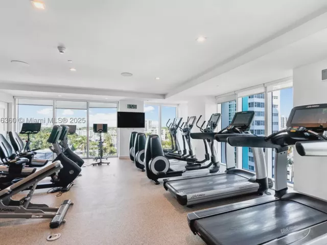 1-bedroom condo for sale in Fort Lauderdale - 551 N Fort Lauderdale Beach Blvd R1909 - MondialRealty