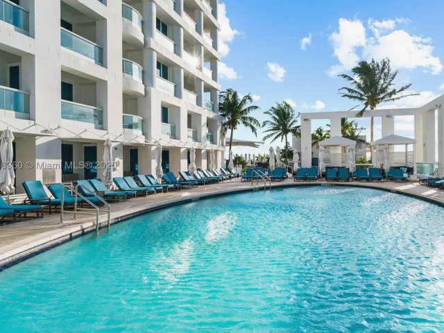1-bedroom condo for sale in Fort Lauderdale - 551 N Fort Lauderdale Beach Blvd R1909 - MondialRealty
