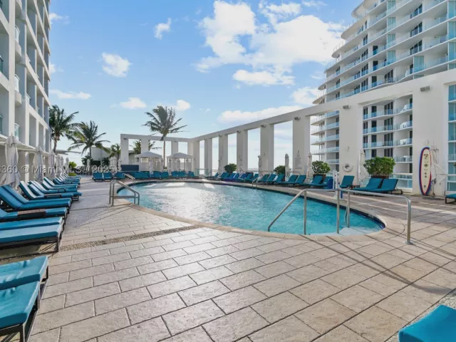 1-bedroom condo for sale in Fort Lauderdale - 551 N Fort Lauderdale Beach Blvd R1909 - MondialRealty
